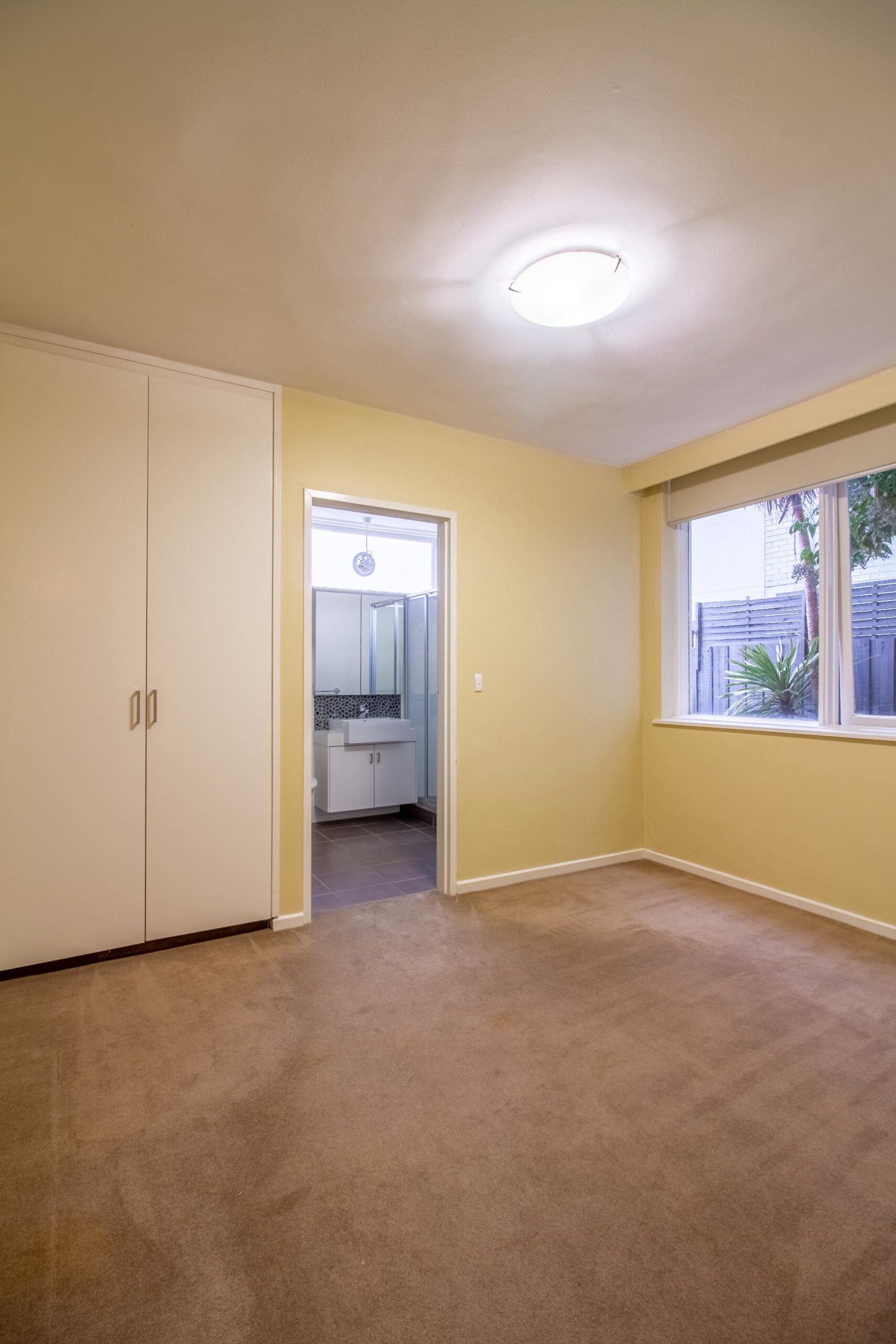 empty-old-apartment-2026-03-26-07-43-35-utc